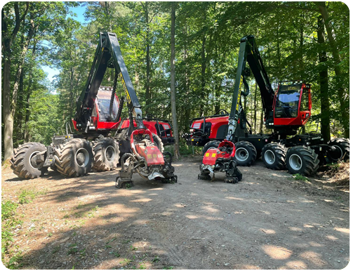 Komatsu Harvester und Forstmaschinen im Wald