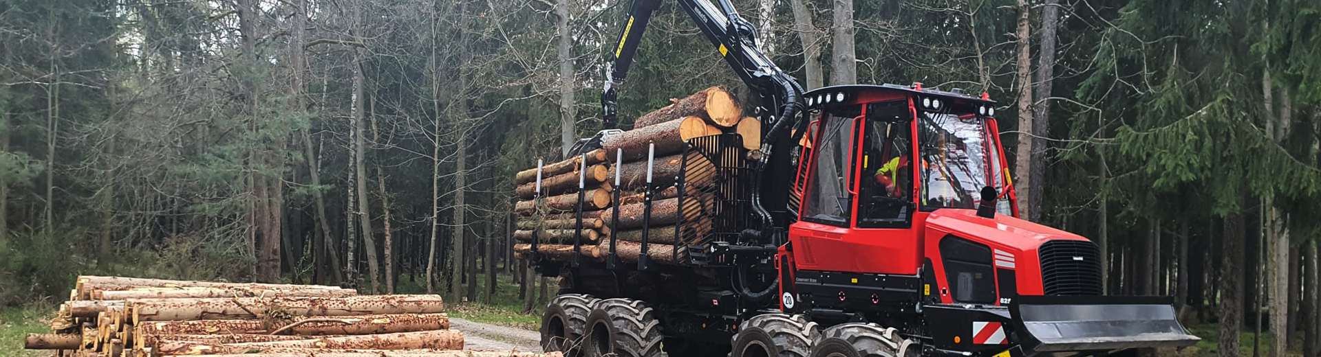 Komatsu Forwarder mit Holzladung im Wald