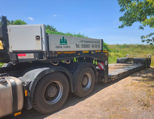 John Deere Harvester auf DOLL Tiefbettauflieger