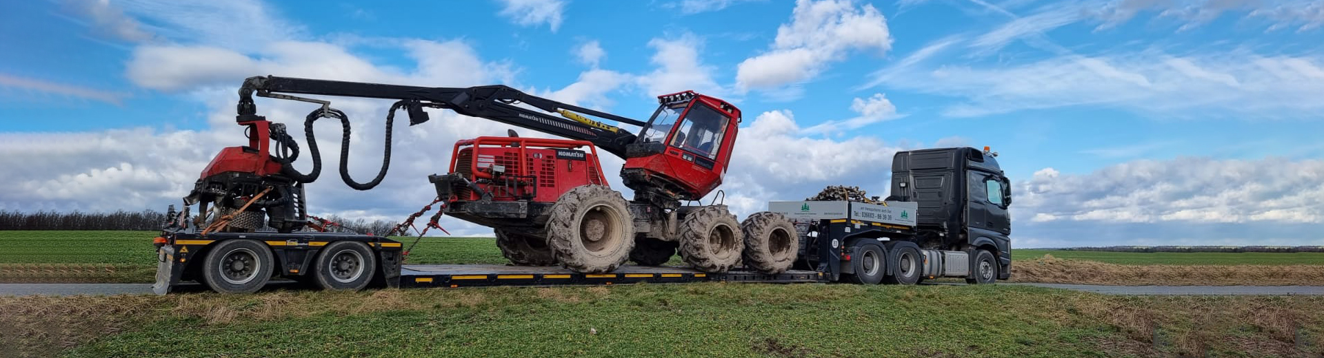 Komatsu Harvester auf Tiefbettauflieger