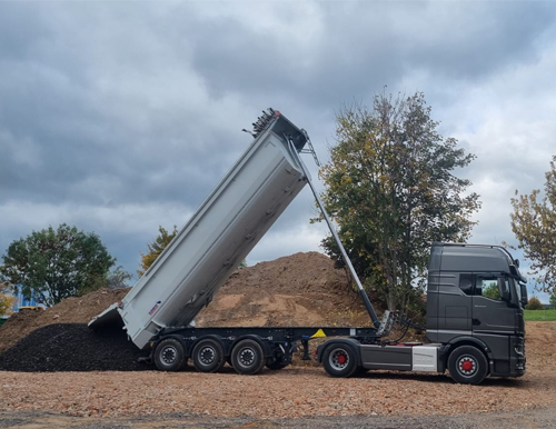 Mercedes LKW kippt Schotter