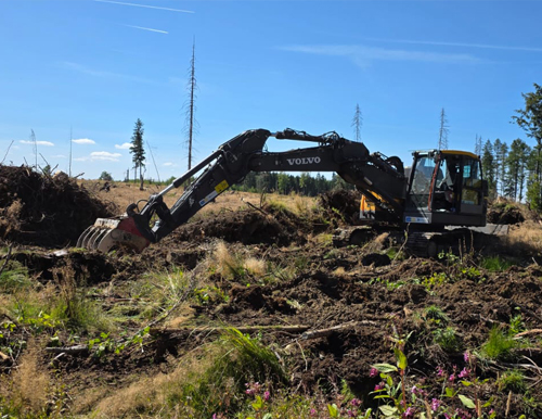 Volvo Kettenbagger beim Wegebau