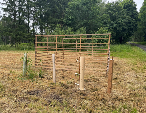 Hordengatter aus Holz auf Wiese